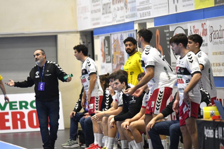 El banquillo del equipo navero en un instante del encuentro frente al Atlético Valladolid del presente curso./AMADOR MARUGÁN