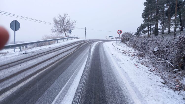 Cinco equipos de la Diputación siguen trabajando en las carreteras de la provincia ante las inclemencias meteorológicas 1 Vista de una carretera de la provincia a primera hora de hoy / DIPUTACIÓN
