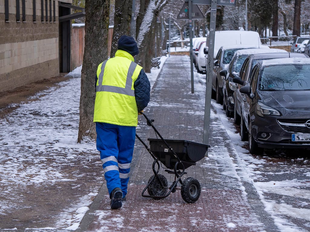 La nieve y el hielo limitan la circulación en varios puntos de la provincia 2 Acondicionamiento de las calles durante la nevada. / HÉCTOR CRIADO
