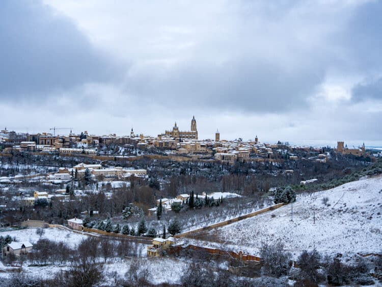 La nieve y el hielo limitan la circulación en varios puntos de la provincia 1 Vista de Segovia nevada. / HÉCTOR CRIADO