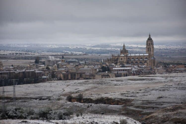 Nieve en Segovia con la Catedral al fondo. / Héctor Criado