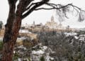 Vista de la Catedral de Segovia nevada y el recinto amurallado. / MARIO ANTÓN LOBO