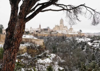 Vista de la Catedral de Segovia nevada y el recinto amurallado. / MARIO ANTÓN LOBO