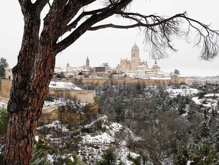 La borrasca 'Ingrid' pone en alerta a la provincia por nieve 1 Vista de la Catedral de Segovia nevada y el recinto amurallado. / MARIO ANTÓN LOBO
