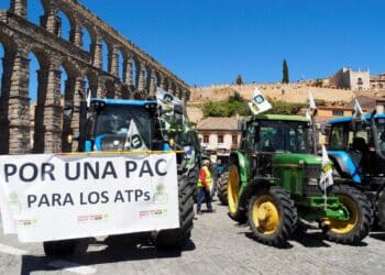 Tractorada contra la PAC en mayo de 2021, junto al Acueducto. / Kamarero
