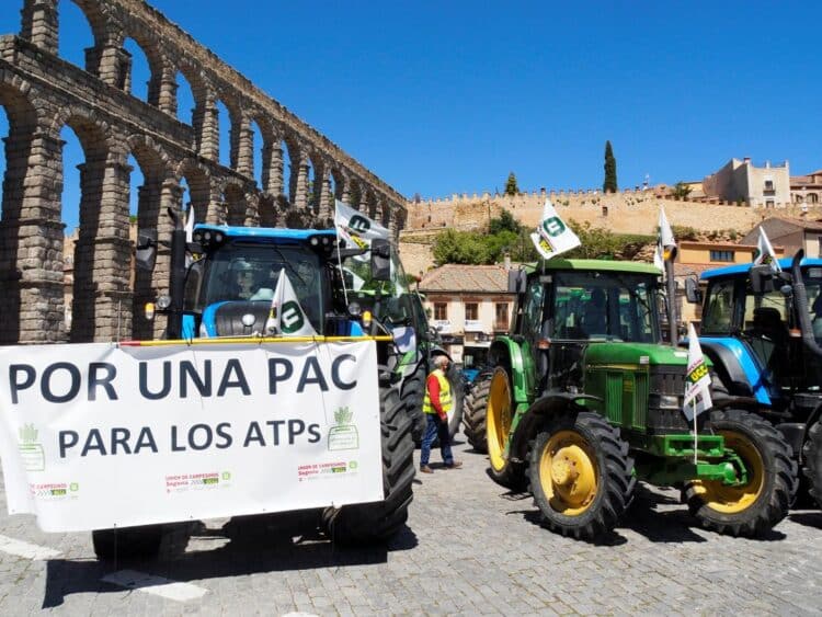 Tractorada contra la PAC en mayo de 2021, junto al Acueducto. / Kamarero