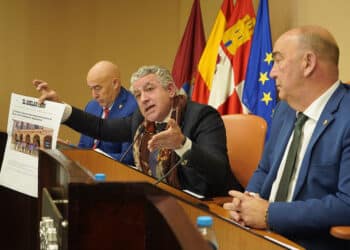 José María Bravo, portavoz del PP en la Diputación, acompañado por Miguel Ángel de Vicente y Óscar Moral, muestra una noticia de noviembre de 2022 donde la por entonces delegada del Gobierno en Castilla y León aseguró que la presa de Puente Mesa no se iba a demoler. / DIPUTACIÓN DE SEGOVIA