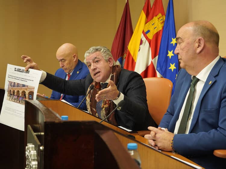 José María Bravo, portavoz del PP en la Diputación, acompañado por Miguel Ángel de Vicente y Óscar Moral, muestra una noticia de noviembre de 2022 donde la por entonces delegada del Gobierno en Castilla y León aseguró que la presa de Puente Mesa no se iba a demoler. / DIPUTACIÓN DE SEGOVIA