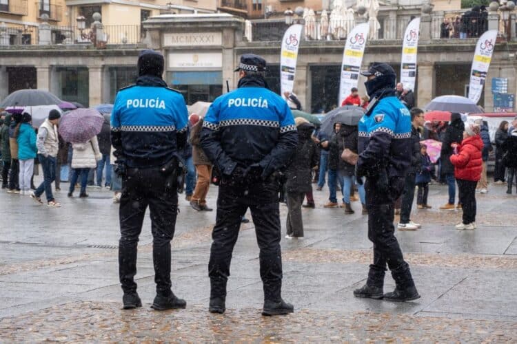 Policías Locales en la Plaza del Azoguejo de Segovia.. Héctor Criado