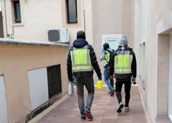 Agentes de la Brigada Provincial de Policía Judicial del Cuerpo Nacional de Policía en Segovia, a la entrada del registro de los narcopisos. / POLICÍA NACIONAL