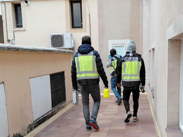 Agentes de la Brigada Provincial de Policía Judicial del Cuerpo Nacional de Policía en Segovia, a la entrada del registro de los narcopisos. / POLICÍA NACIONAL