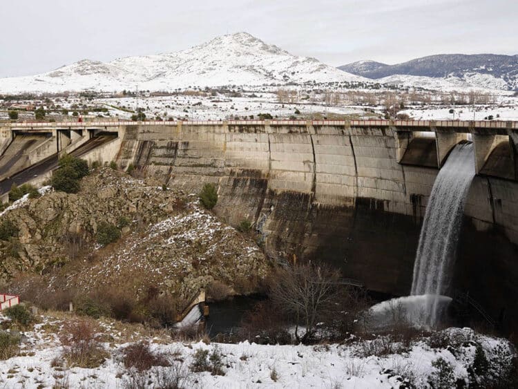 La CHD realiza un desembalse preventivo en el Pontón Alto ante las posibles crecidas en el río Eresma 1 Presa del Pontón Alto. / MARIO ANTÓN LOBO