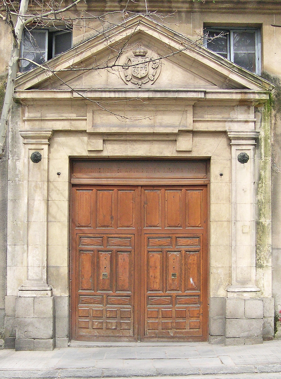 Crónica de un bien patrimonial. La portada de La Casa Grande 2 Portada de La Casa Grande. Carlos Navarro González.