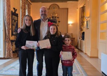 El concejal de Educación, con los premiados. / Ayuntamiento