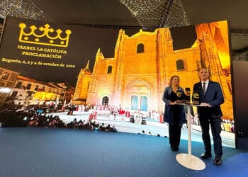 May Escobar y José Mazarías, durante la presentación en Fitur. / AYUNTAMIENTO DE SEGOVIA