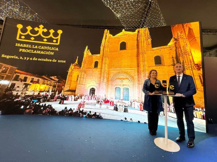 May Escobar y José Mazarías, durante la presentación en Fitur. / AYUNTAMIENTO DE SEGOVIA