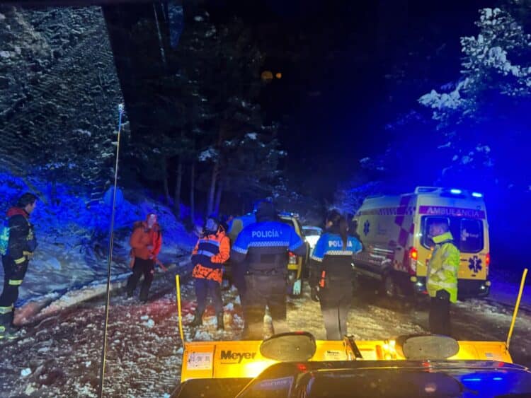 Rescatados dos jóvenes con síntomas de hipotermia en la Garganta del Río Moros 1 Labores de rescate en la Garganta del Río Moros / PROTECCIÓN CIVIL DE EL ESPINAR