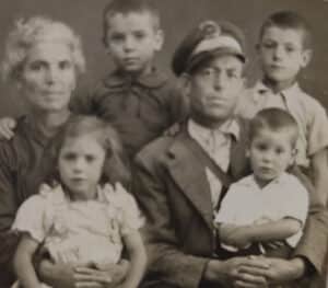 Concha Antón, una vida entre Honrubia de la Cuesta y Sepúlveda 3 Concha niña junto a sus padres y hermanos.