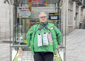 Ricardo Deogracias, en su quiosco de la ONCE en la avenida del Acueducto. / ONCE