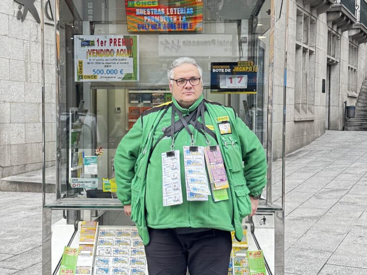 Ricardo Deogracias, en su quiosco de la ONCE en la avenida del Acueducto. / ONCE