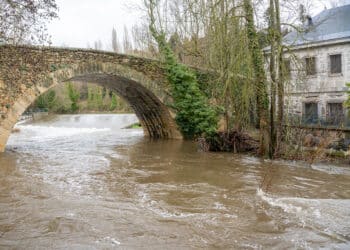Río Eresma, a su paso por la Casa de la Moneda, en Segovia, este jueves. / HÉCTOR CRIADO