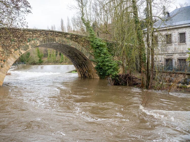Activada la situación de alerta en los ríos Eresma, Riaza y Cega por la crecida de caudales 1 Río Eresma, a su paso por la Casa de la Moneda, en Segovia, este jueves. / HÉCTOR CRIADO
