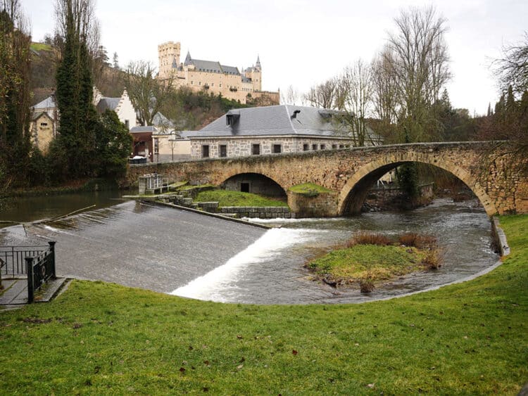 Rio Eresma, a su paso por la Casa de la Moneda, en Segovia capital, durante la jornada del martes. / MARIO ANTÓN LOBO
