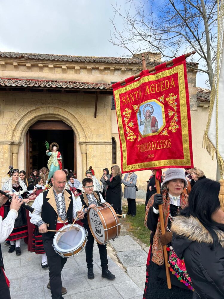 Procesión por las calles en honor a Santa Águeda / AYTO. DE TORRECABALLEROS