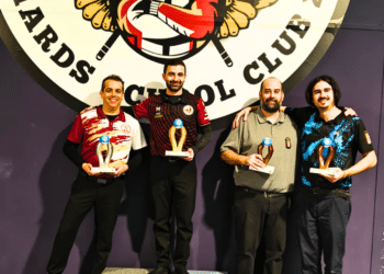 Álex Santos posa como tercer clasificado durante la cita./SEGOPOOL