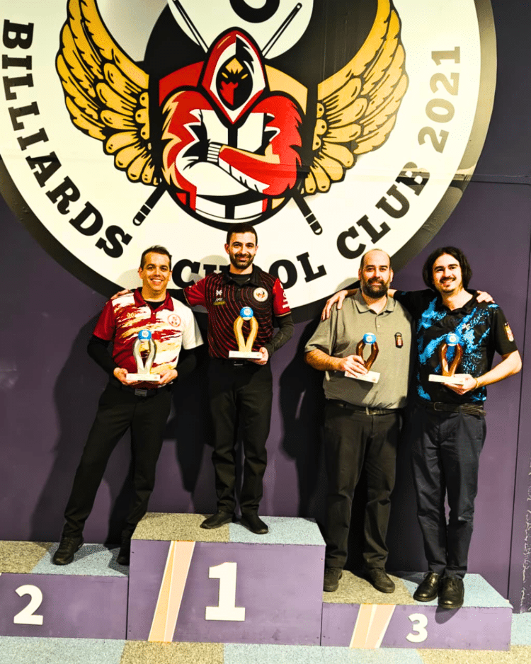 Álex Santos posa como tercer clasificado durante la cita./SEGOPOOL