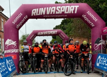 Participantes en la línea de salida durante la edición pasada./NAVABIKE