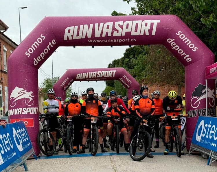 La XVI Marcha BTT de ‘Los 100 de La Nava’ a escena 1 Participantes en la línea de salida durante la edición pasada./NAVABIKE