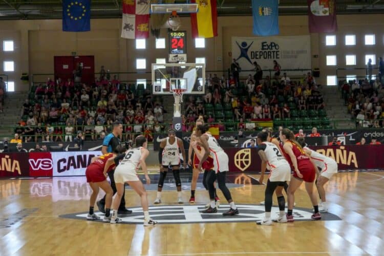 Instante previo al duelo entre las selecciones de España y Canadá celebrado en el Pedro Delgado./E.A