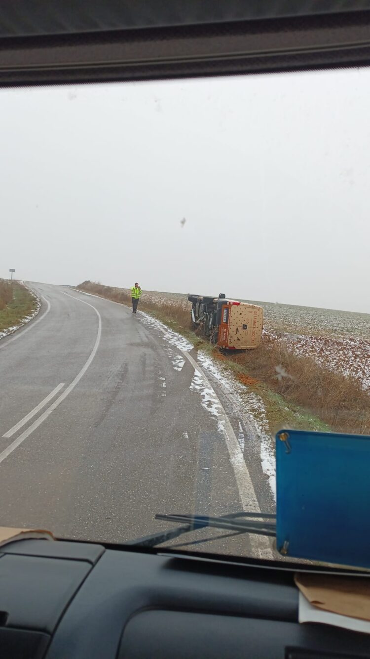 Dos heridos en dos accidentes simultáneos en las carreteras segovianas 1 Vuelco de una furgoneta en Torreiglesias / E.A.