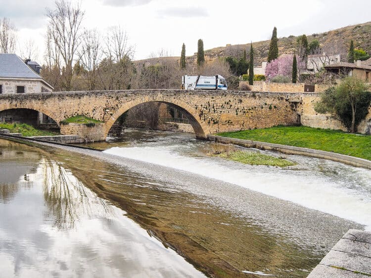 Río Eresma a su paso por la Casa de la Moneda. / HÉCTOR CRIADO
