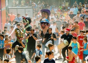 “Los niños de hace años ahora ya convertidos en padres llevan a sus hijos a vernos” comenta López. TIROTATEIRO