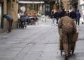 Un repartidor en la calle Cervantes de Segovia. / KAMARERO