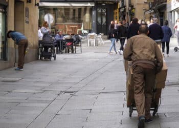 Un repartidor en la calle Cervantes de Segovia. / KAMARERO