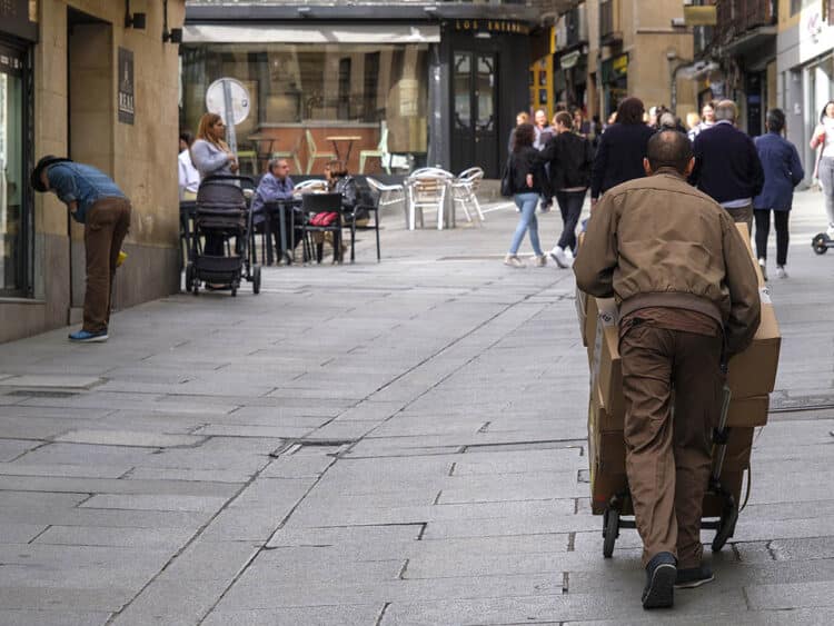Un repartidor en la calle Cervantes de Segovia. / KAMARERO