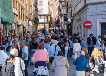 Ciudadanos en la Calle Real de Segovia.. / Héctor Criado