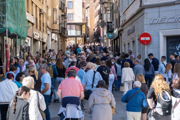 Ciudadanos en la Calle Real de Segovia.. / Héctor Criado