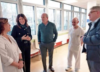 La delegada territorial de la Junta, Raquel Alonso, acompañada por el gerente de Asistencia Sanitaria de Segovia, Luis Gómez de Montes, visitado el resultado final de los trabajos acometidos en el centro de salud ‘Segovia I’. / JCYL
