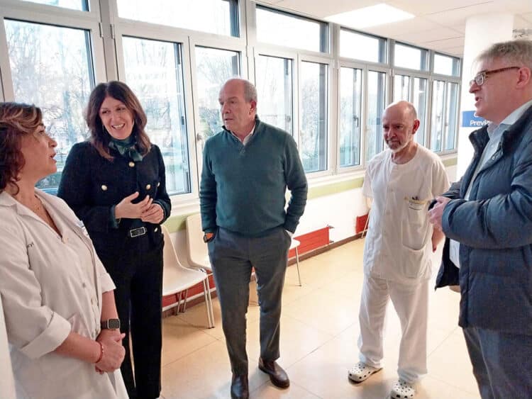 La delegada territorial de la Junta, Raquel Alonso, acompañada por el gerente de Asistencia Sanitaria de Segovia, Luis Gómez de Montes, visitado el resultado final de los trabajos acometidos en el centro de salud ‘Segovia I’. / JCYL
