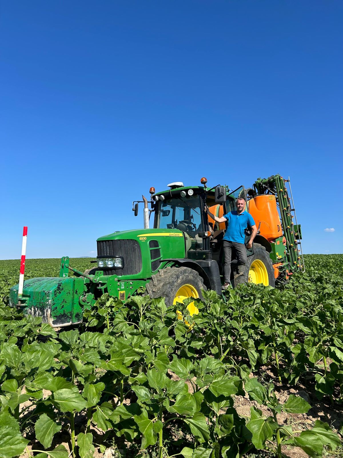 El campo segoviano rechaza el acuerdo con Mercosur: precios bajos e inseguridad alimentaria 4 Miguel Ángel Arribas, junto a su tractor en su explotación agrícola. E.A.