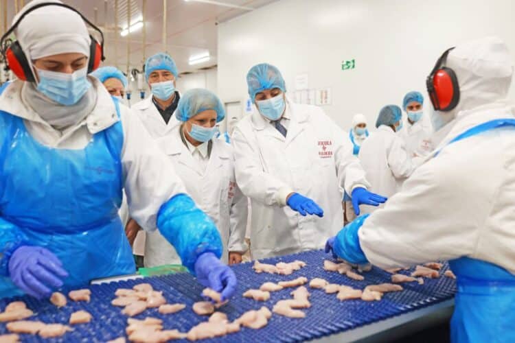 La consejera de Industria Leticia García visita una fábrica. JL LEAL.