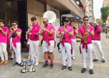 Algunos de los 22 músicos que componen hoy en día la Charanga. / SERGIO FERNÁNDEZ