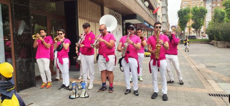Algunos de los 22 músicos que componen hoy en día la Charanga. / SERGIO FERNÁNDEZ