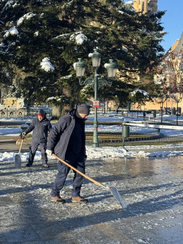 Trabajos de limpieza en la plaza de Isabel II.