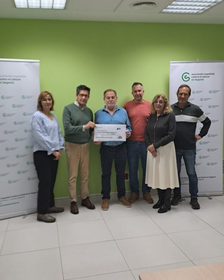 Mozoncillo recauda casi 9.000 euros a favor de la AECC 1 Entrega de la recaudación / RR.SS. AECC EN SEGOVIA