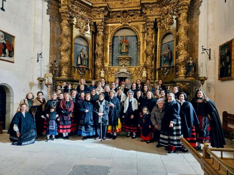 Vegas de Matute se viste de mujer 1 Las aguederas en la iglesia de Santo Tomás, en Vegas de Matute.